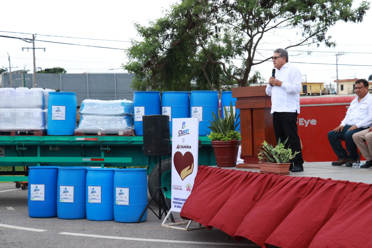 Producto de una estrecha relación con el sector empresarial, el gobierno municipal de Altamira que dirige el Mtro. Armando Martínez Manríquez recibió una destacada donación de seis toneladas de productos químicos de limpieza, acción efectuada a través de la dirección de Bienestar Social para beneficiar a diversas instituciones educativas de la urbe.