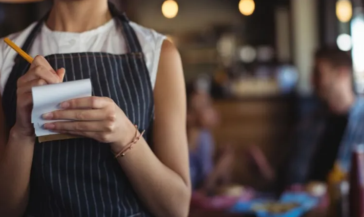 Reconocen que falta capacitación a empleados de restaurantes