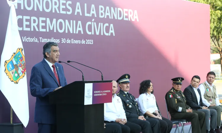 Preside gobernador ceremonia de honores