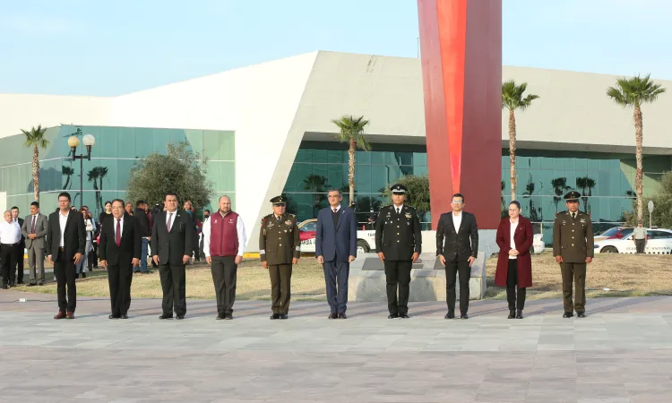 Exhorta gobernador a trabajadores del gobierno a mejorar la atención del servicio público