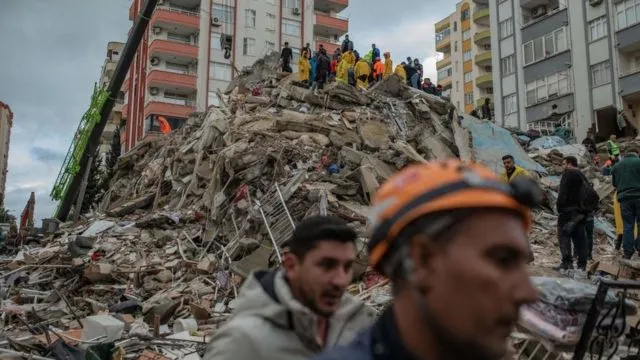 Llueven críticas sobre gobierno turco por lenta respuesta ante los terremotos en Turquía y Siria