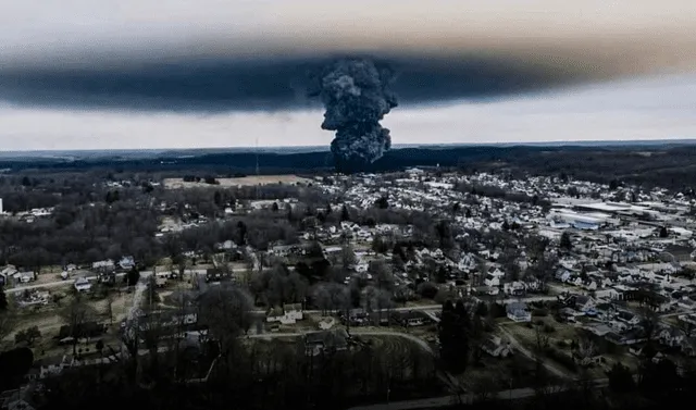Ohio: Accidente ferroviario causa nube por químicos tóxicos