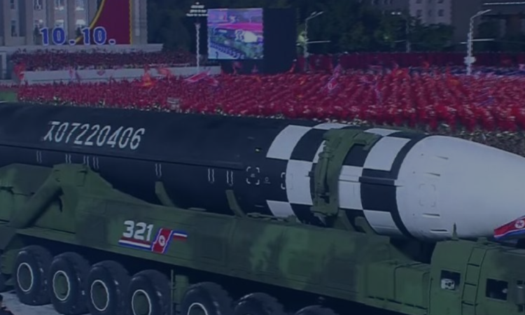 Corea de Norte muestra desfile de misiles balísticos