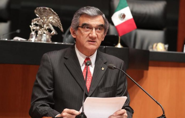 Reciben con ovación a AVA en el Senado