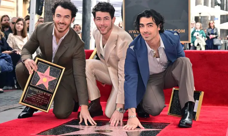 Jonas Brothers reciben estrella de Hollywood y anuncian su nuevo álbum