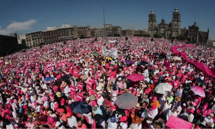 Al menos 90 mil personas asistieron al zócalo a marcha contra Plan B de AMLO