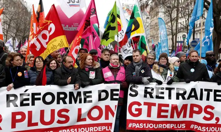 Senado francés aprueba reforma de pensiones que eleva la edad de jubilación a pesar de huelgas y protestas