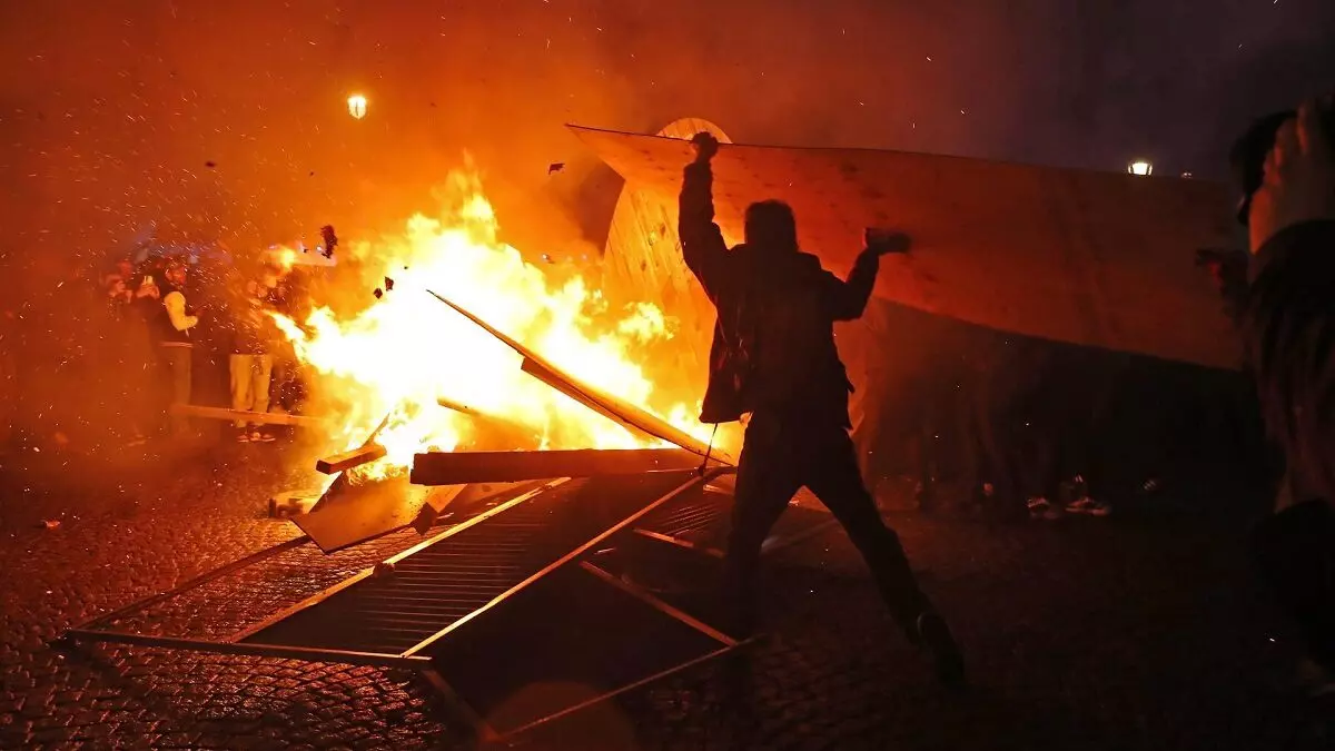 Crisis en Francia tras días de protestas y hechos de violencia por la reforma de pensiones