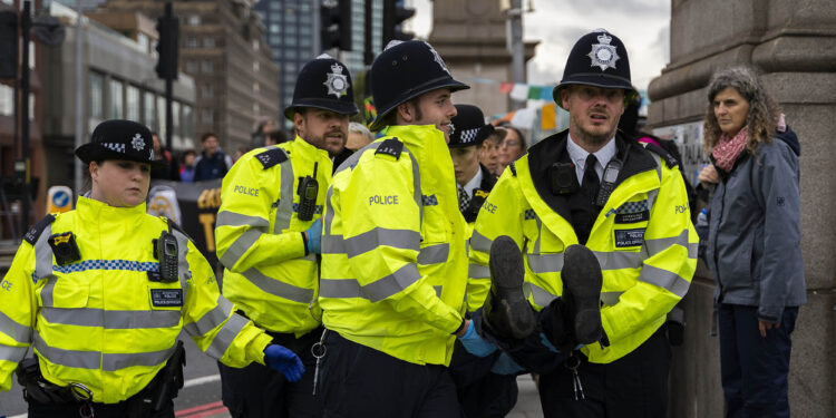 Un informe concluyó que la policía de Londres es racista, misógina y homofóbica
