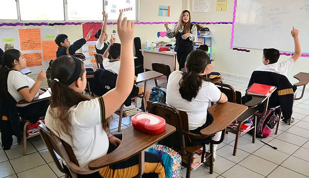 Consulta decidirá si se permite uso de celulares en escuelas: Juan Vital Román