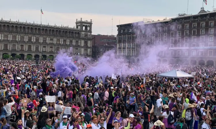Así se vivió la ola morada del 8M que invadió el Zócalo de la CDMX