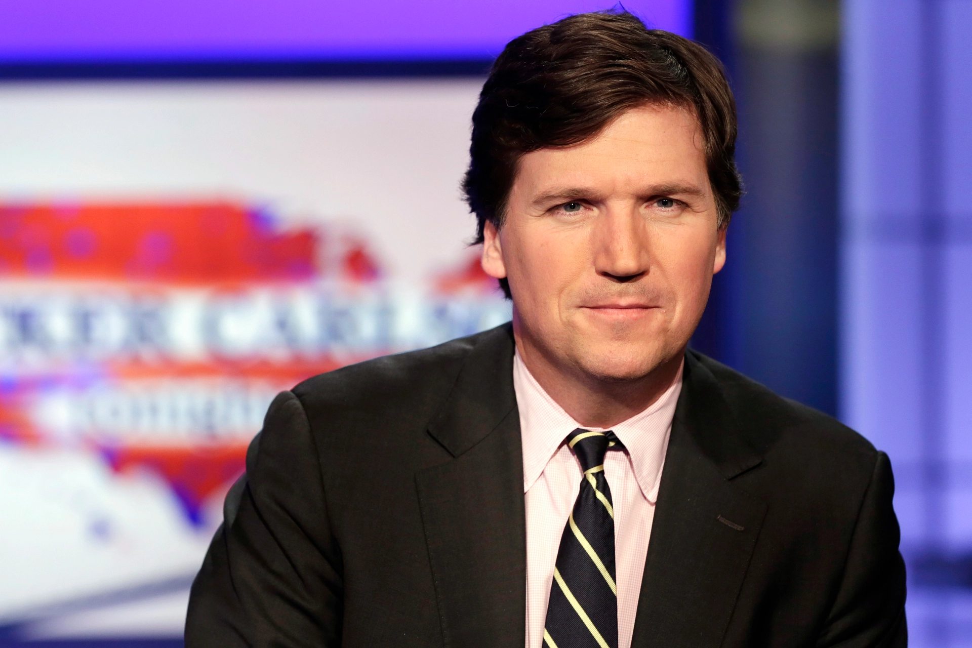 Tucker Carlson se va de Fox News tras polémicas