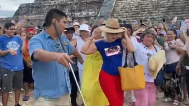 Turista que subió al Chichén Itzá pagará multa de 5 mil pesos
