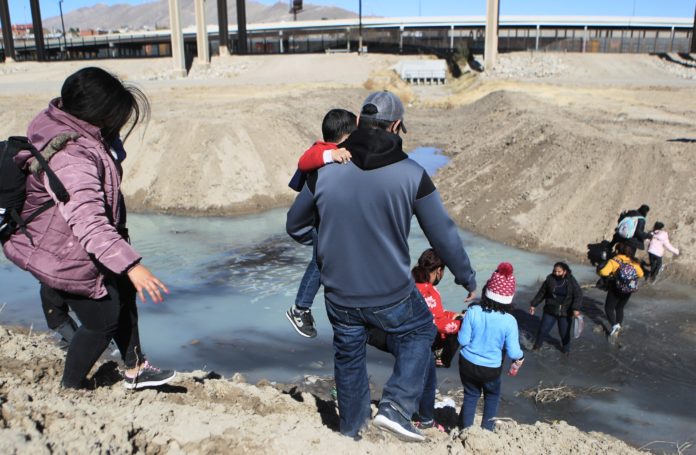 Rumor falso provoca que mil migrantes llegaran a frontera de Ciudad Juárez hacia Estados Unidos