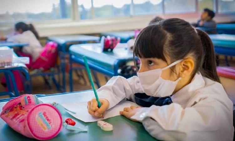 Colegio Médico pide prudencia y continuar con el uso del cubre bocas en las escuelas