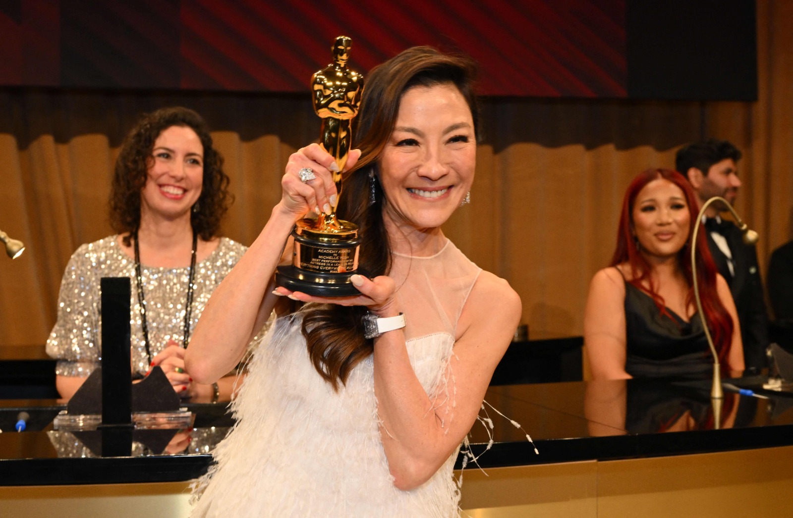 Michelle Yeoh la primer mujer asiática en obtener el galardón a «Mejor actriz» por su papel como Evelyn Wang.