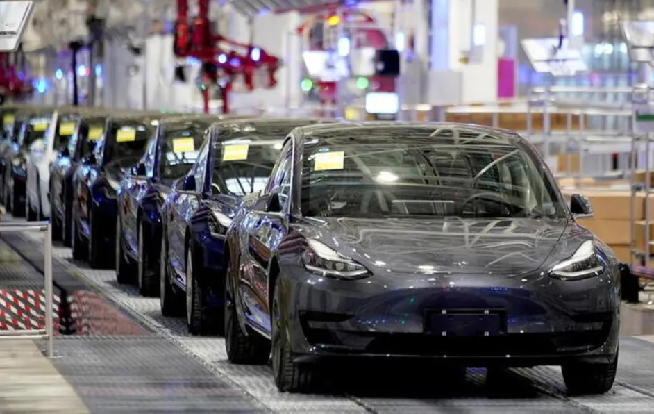 Tesla enfrenta DEMANDA por compartir imágenes de sus clientes tomadas con las cámaras de sus autos