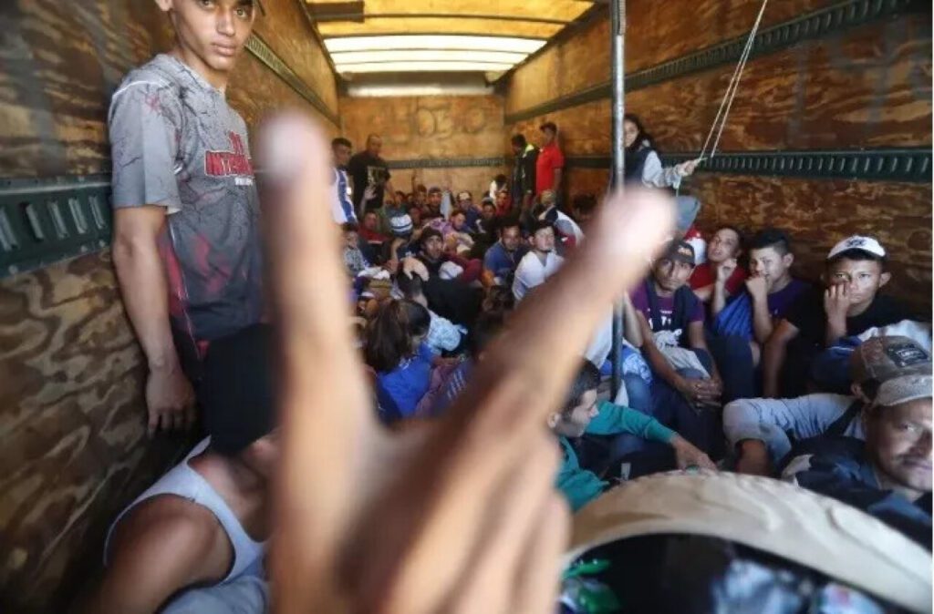 Encuentran a 139 migrantes en caja de tráiler en Nuevo León