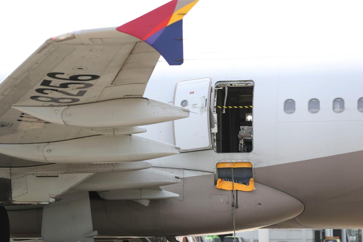 Arrestan a pasajero que abrió puerta de emergencia de un avión en pleno vuelo en Corea del Sur