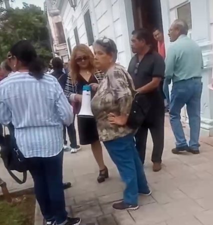 Nuevamente se manifiestan colonos en presidencia municipal por agua puerca y altos cobros en recibos