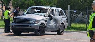 Hombre atropella a personas en una parada de autobús frente a un refugio para personas sin hogar en Estados Unidos