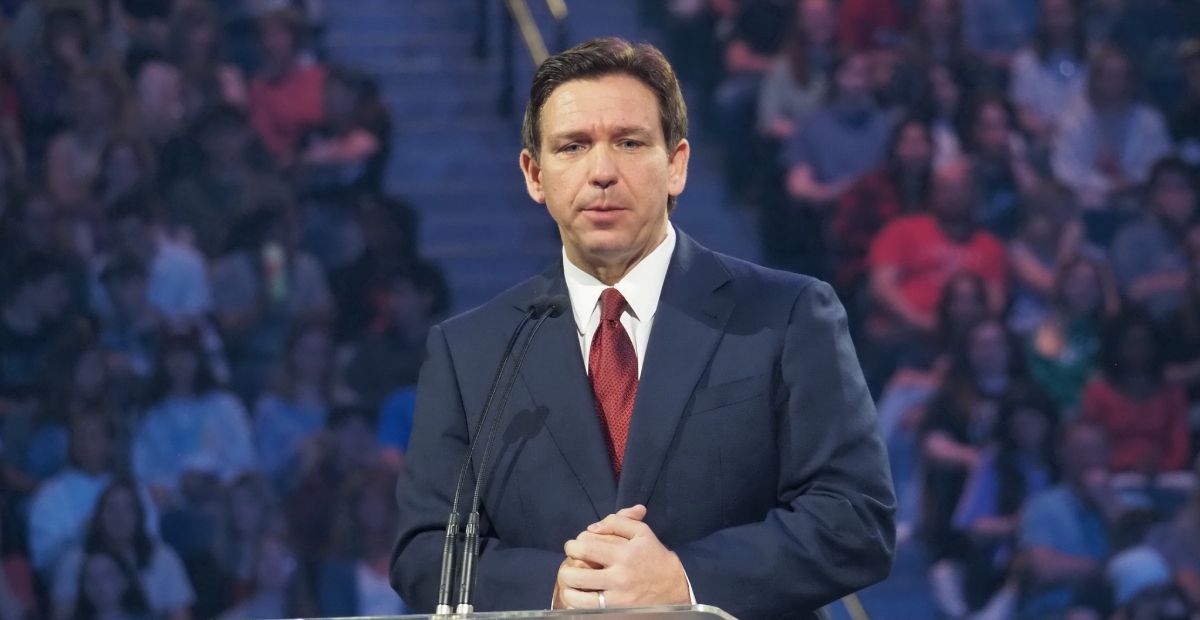Gobernador republicano de Florida firmó proyecto de ley que elimina fondos para los estudios sobre diversidad racial en la Universidades