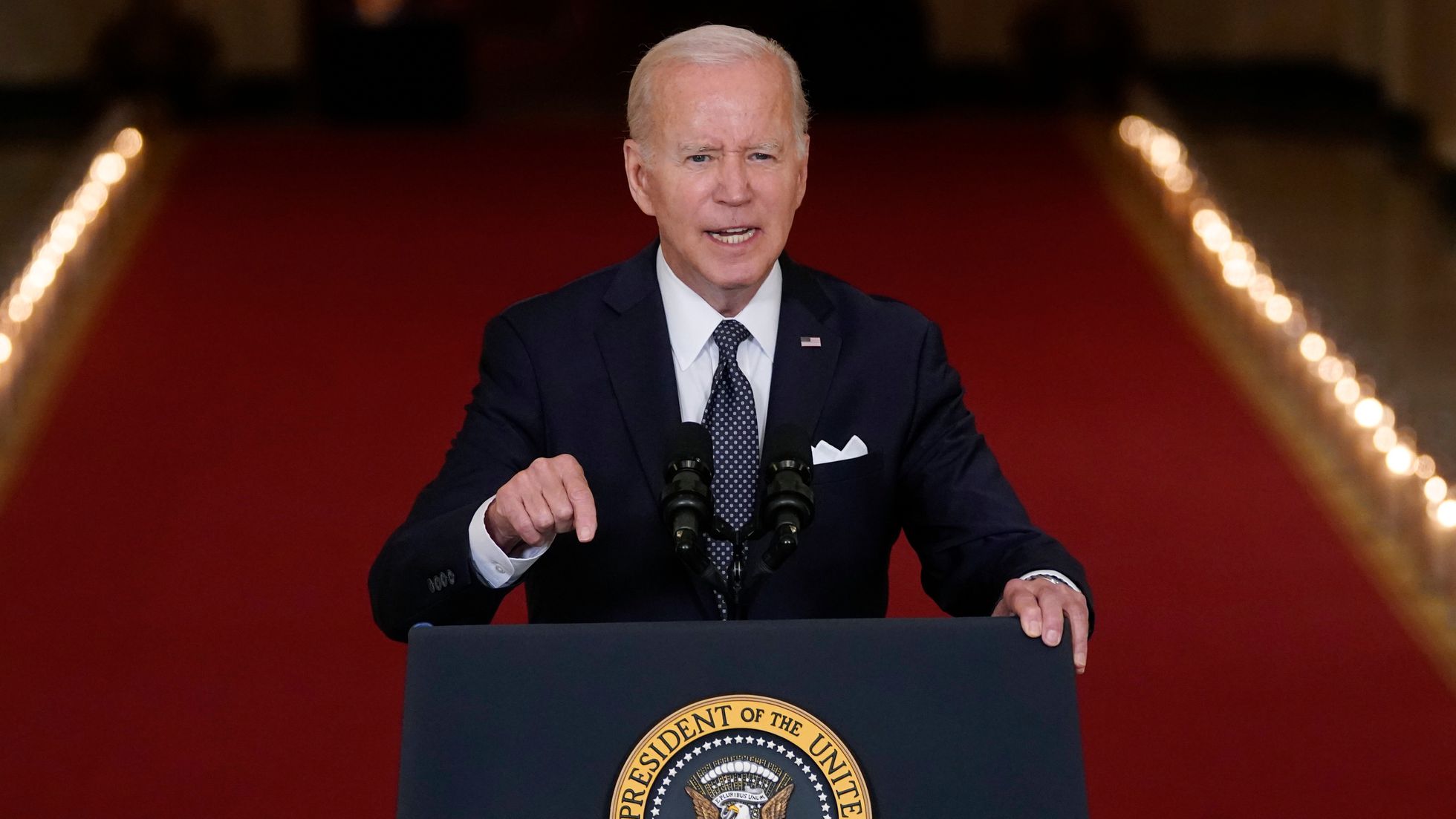 Biden lanza un programa para capacitar a la comunidad LGTBI frente a los ataques de odio