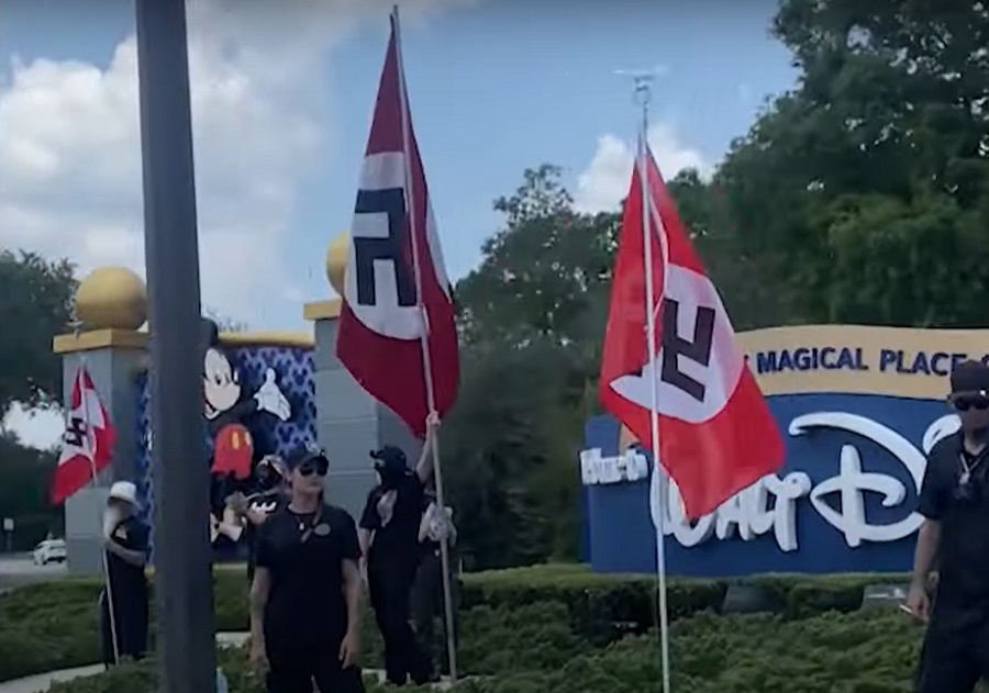 Simpatizantes de DeSantis ondean banderas nazi durante una marcha frente al parque Walt Disney World