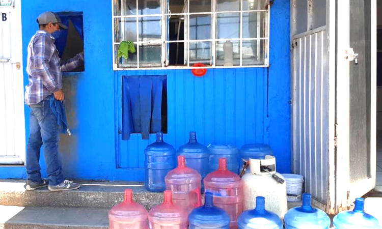 Hacen su agosto por sensación de calor vendedores de agua embotellada