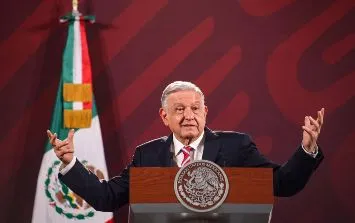 AMLO felicita a los padres en su día
