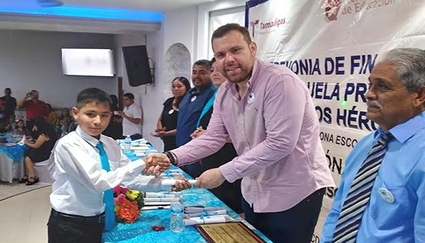 Reconocen en Río Bravo apoyo del empresario Paco González a la educación