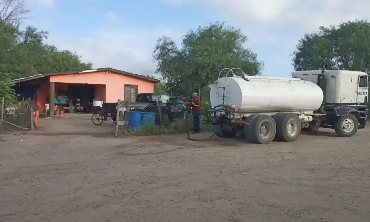 Brinda Gobierno Municipal Agua potable a más de 400 familias a través de servicio de pipas