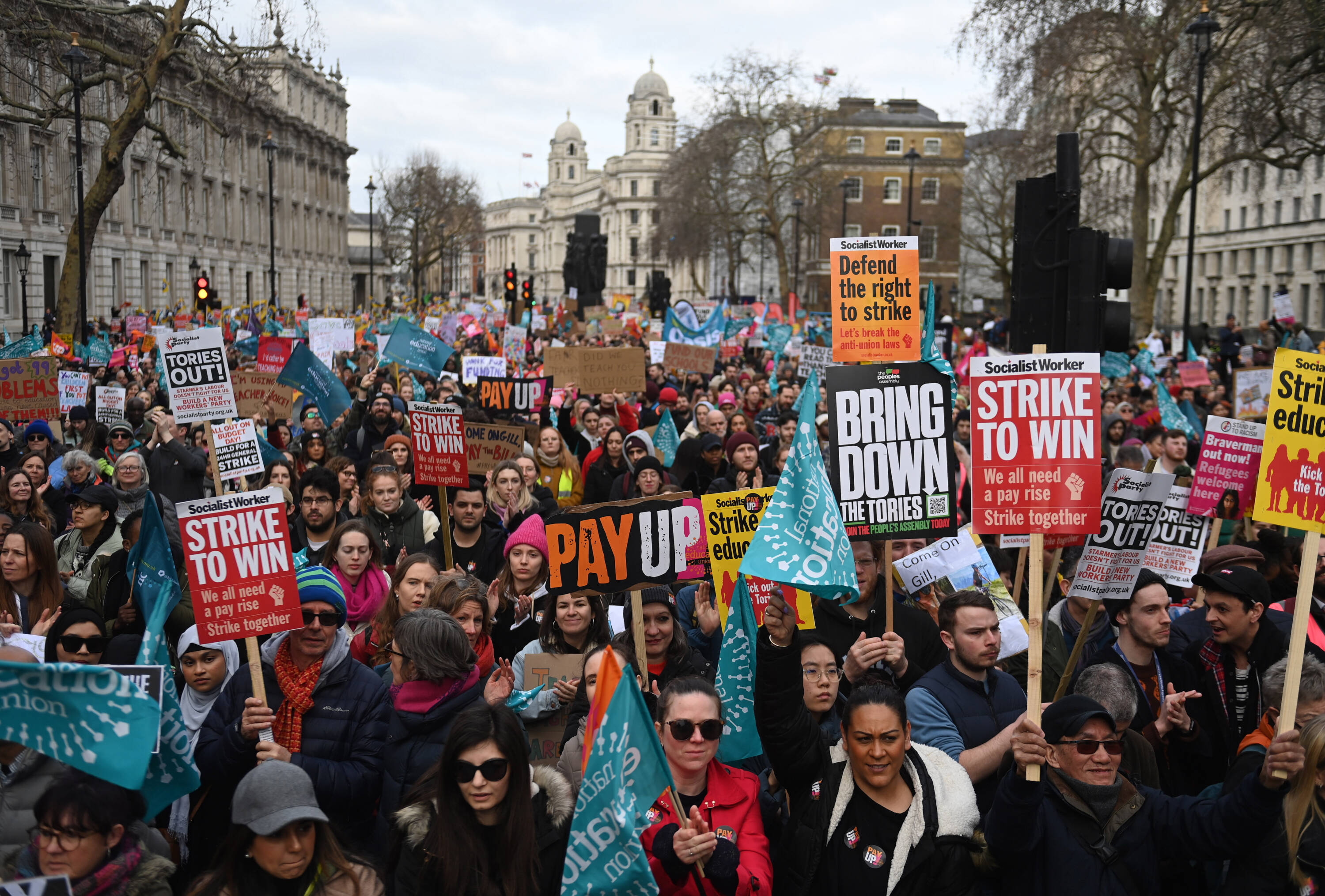 Gobierno británico aumenta salario al sector público para poner fin a protestas
