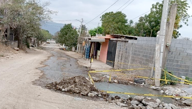 Una piscina en la calle, fuga de agua en la Colonia Esfuerzo Popular