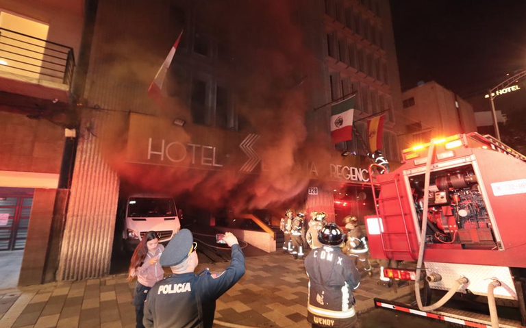 Rescatan a 60 personas atrapadas en incendio en hotel de la CDMX
