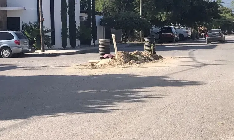 Sigue pozo dificultando el tránsito en la José Mariano Abasolo