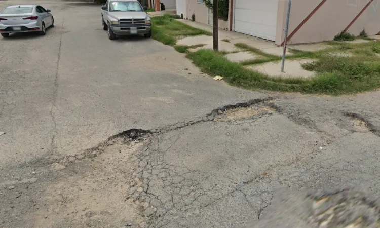 Ya lleva años el mismo bache y todavía no lo arreglan…