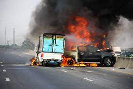 Queman vehículos y bloquean carreteras en dos municipios de Michoacán