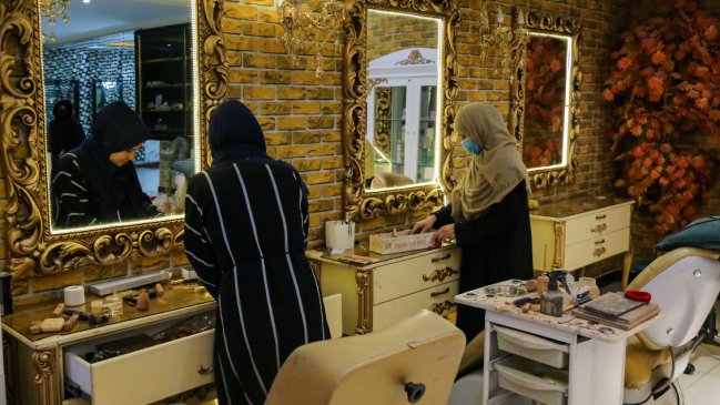 Talibanes prohíben los salones de belleza para mujeres en Afganistán