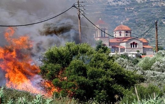 Grecia evacua a miles de personas tras incendios