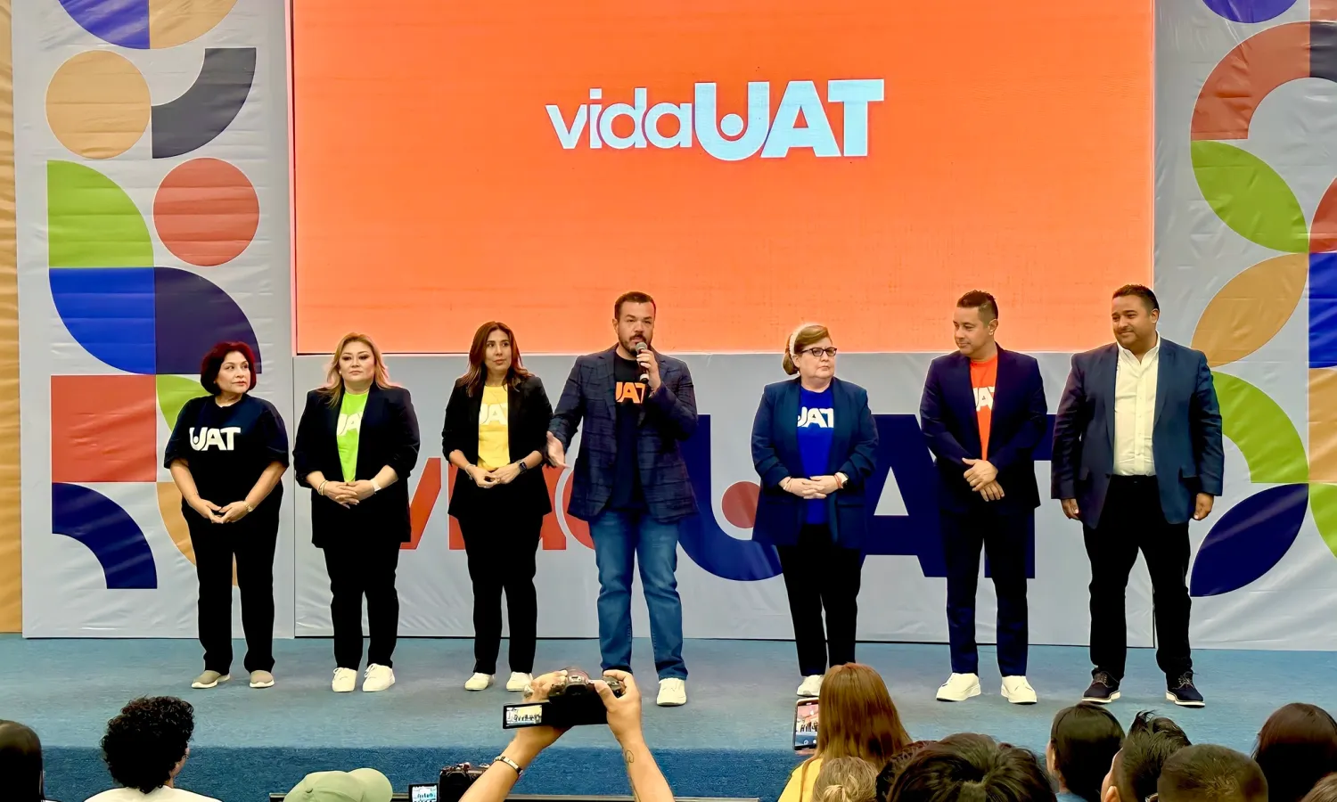 Rector presenta Vida UAT a estudiantes de Nuevo Laredo