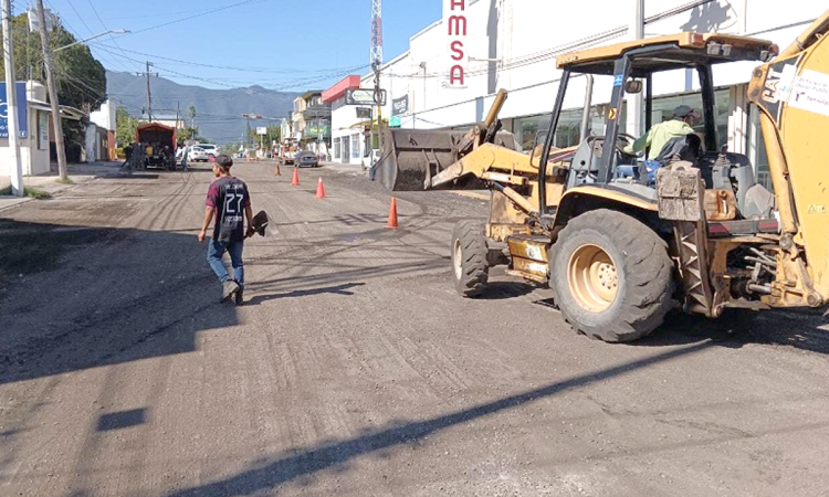 Gattás se cubre de gloria con pavimentación hecha con dinero de regularización vehicular