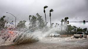 Hilary la primera tormenta tropical en llegar al sur de California en 84 años arrastró a personas hacia ríos desbordados