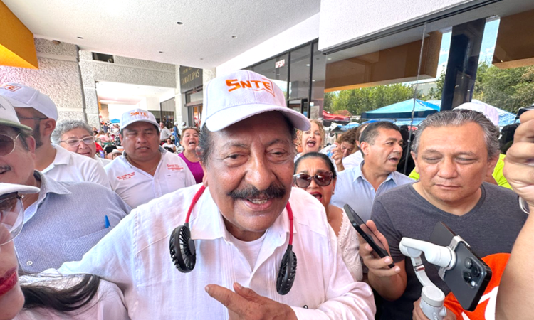 Ordena AMLO a Arnulfo levantar plantón de la plaza y permitir que se realice el Grito de Independencia