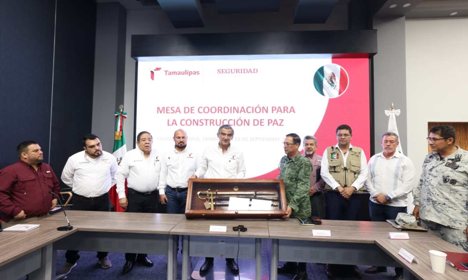 Mandos militares entregan a gobernador de Tamaulipas espada de mando de general