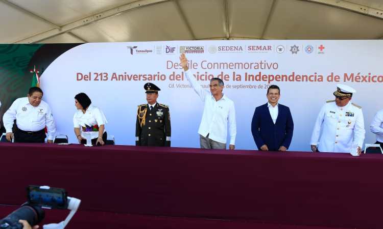 Gobernador preside desfile conmemorativo del 213 aniversario de la independencia