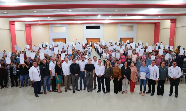 BENEFICIAN TRES ÓRDENES DE GOBIERNO A MÁS DE 200 FAMILIAS NEOLAREDENSES CON ESCRITURAS