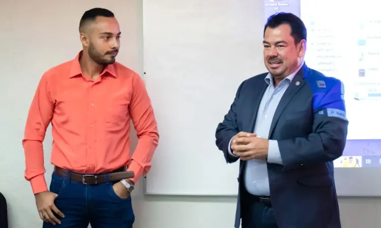 Maestro de universidad colombiana imparte clases en la Facultad de Derecho UAT Victoria