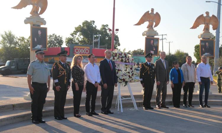 COLOCAN OFRENDA FLORAL Y GUARDIA DE HONOR EN MONUMENTO A LOS NIÑOS HÉROES