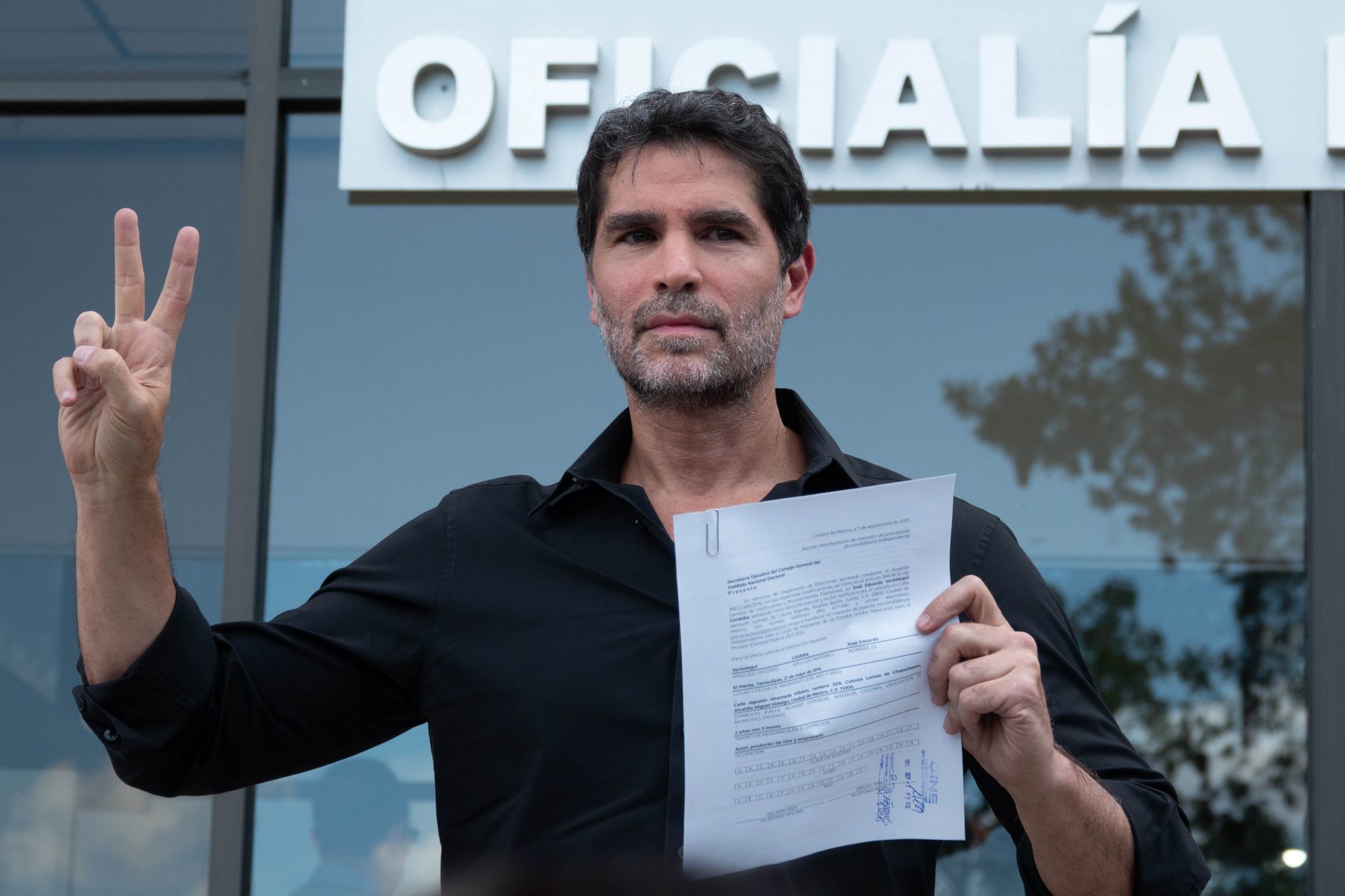 Eduardo Verástegui se registra como candidato independiente a la presidencia